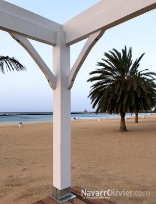 Pergola desmontable en madera laminada en blanco para chiringuito en Canarias