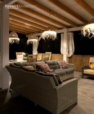 pergola en madera blanca y tronco