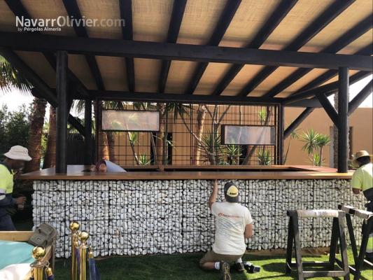 Barra exterior con techumbre