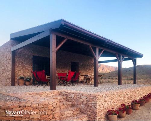 Estructura de madera con techo para exterior de cortijo