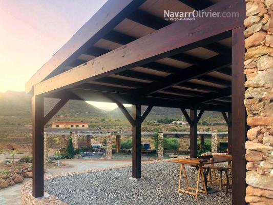 Pergola adosada en madera para exterior