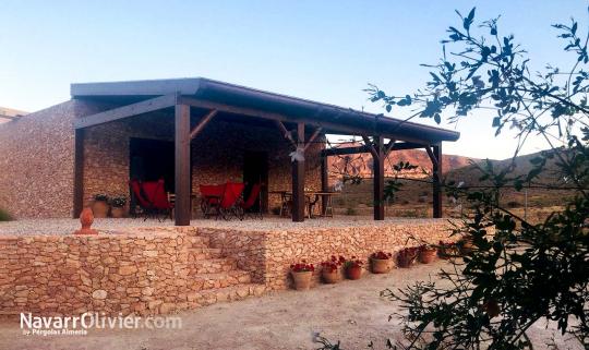 Pergola de madera y tronco para cortijo