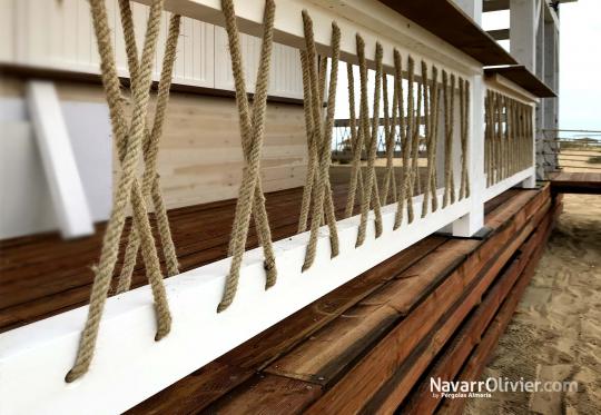 Terraza elevada sobre pilotes de madera para chiringuito de madera para exterior