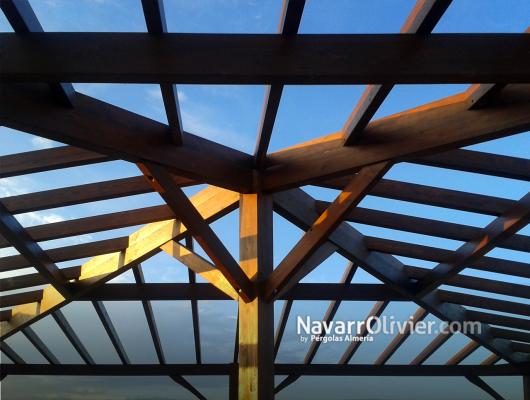 Pérgola a 4 aguas en madera para exterior