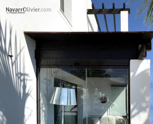 pergola en madera con cortina de cristal de cerramiento