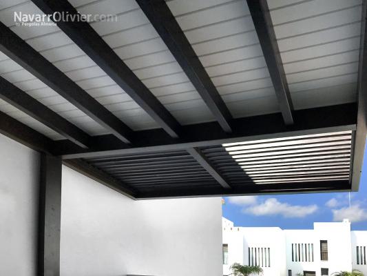Porche de madera laminada y friso en tablero fenólico