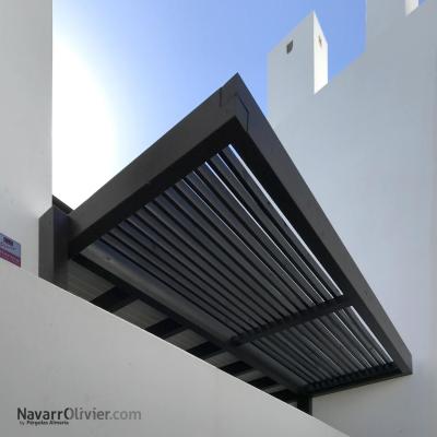 Pergola de luz filtrada en listones de madera tratada
