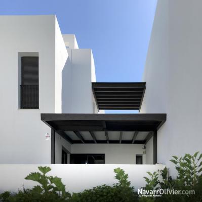 pergolas y porches minimalistas para casa en urbanizacion de golf
