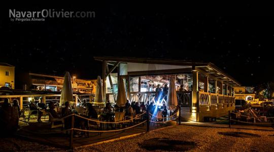 Vista nocturna de restaurante Deskaro, en la Azohía, Cartagena.