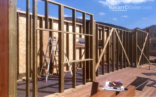 Montaje de muros de madera en entramado ligero sobre forjado elevado