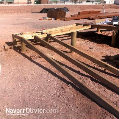 Montaje de rampa de acceso a terraza en madera sobre pilotes