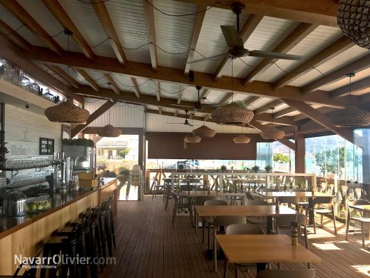 Interior de restaurante de madera deskaro by Bongfora