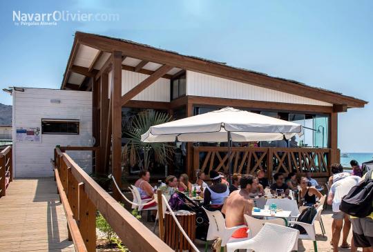 Restaurante de madera sobre pilotes en Murcia
