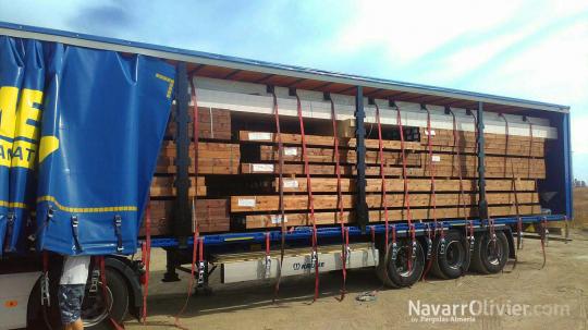 Transporte de madera laminada mecanizada para montaje de cubierta