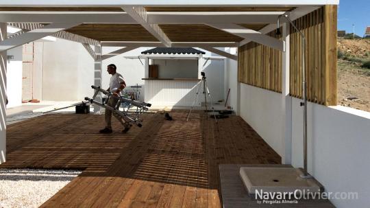 Terraza con suelo en tarima autoclave pergola y chiringuito