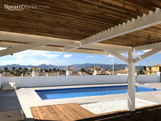 Pergola de luz filtrada en madera
