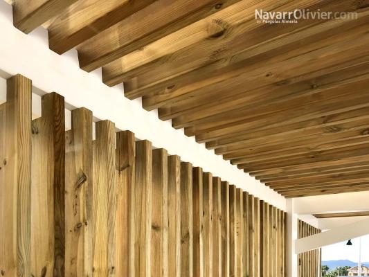 Detalle de pergola alistonada con muro de provacidad