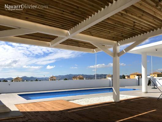 Pergola alistonada para terraza con piscina