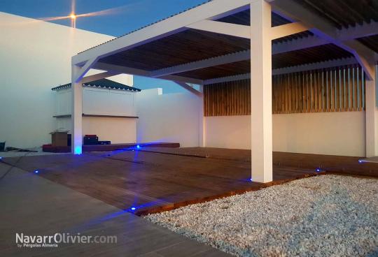 terraza perfecta en zona de piscina con tarima, pergola y chiringuito