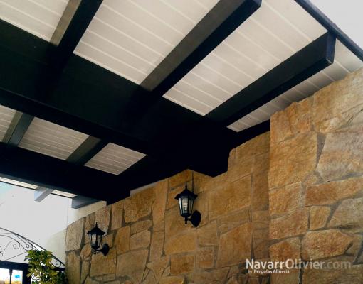 Cubierta con estructura de madera laminada para exterior