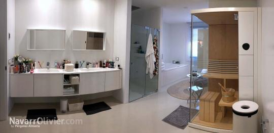Reforma de baño con muebles a medida y encimera en Krion con doble Lavabo
