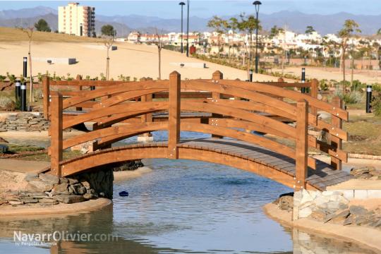 Puentes de madera tratada para estanques de parques y jardines