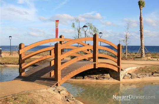 Puente en forma de arco para estanque de jardin