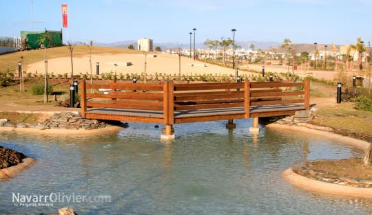 Puente de madera para estanque de jardin