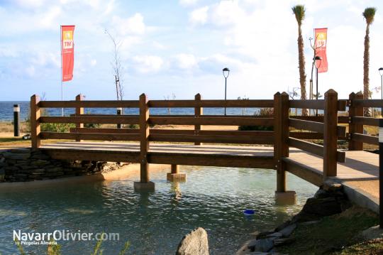 Puente de madera para zona ajardinada