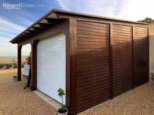 Pergola de madera para garaje con persiana metálica