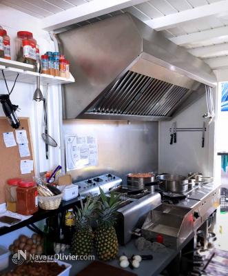 Cocina equipada para chiringuito de madera