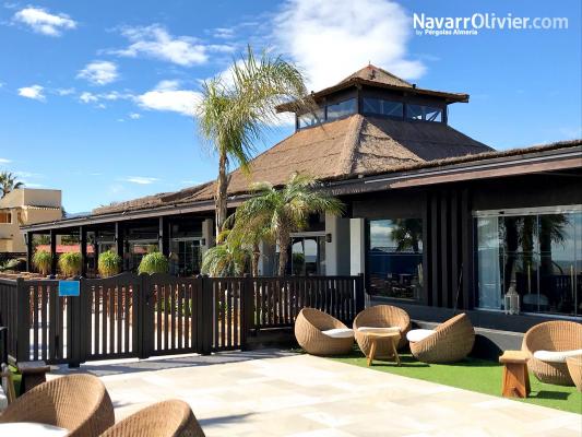 Construcción de beach club en madera