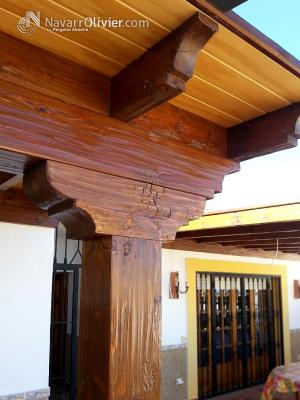 Pérgola de madera con capitel