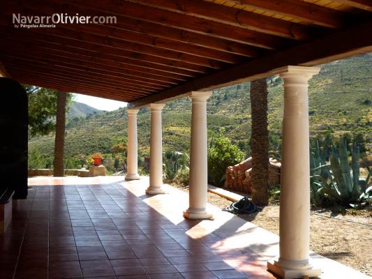 Pergola de madera con columnas de hormigon preformado