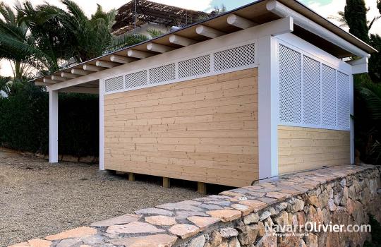 Construcción en madera con celosíapara luz y ventilación