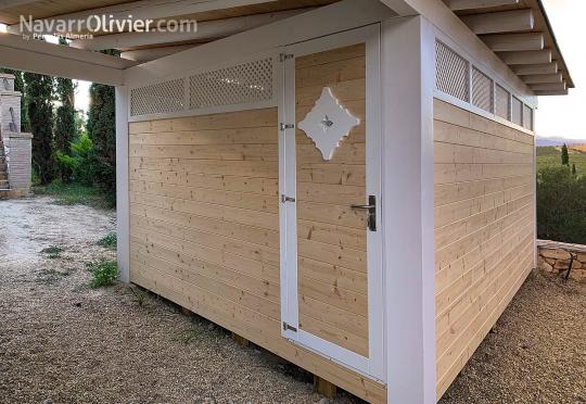 Caseta de madera con porche