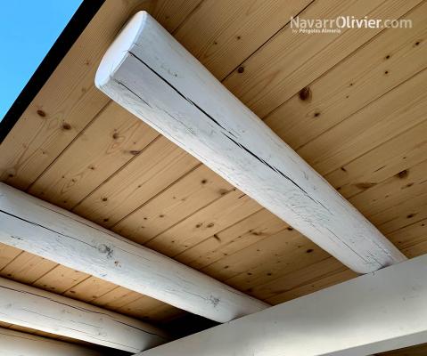 detalle de pérgola en madera y tronco calibrado