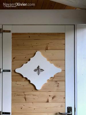 Puerta de madera con ventanuco decorativo