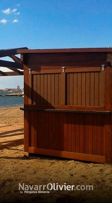 Kiosco de madera con terraza