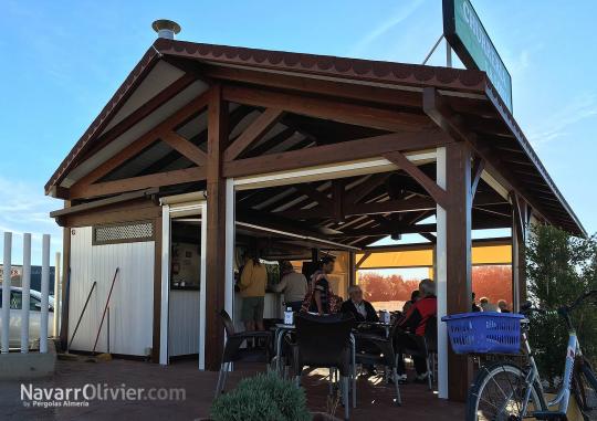 Churrería de madera de 10 m2 con pérgola y cerramiento para la terrza