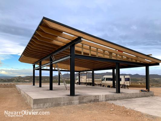 Restaurante de 150 m2 construido con metal y madera laminada