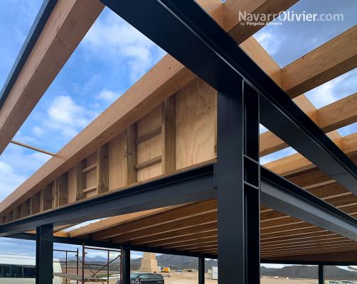 Montaje de restaurante de 150 m2 construido en metal y madera con panel sanwich