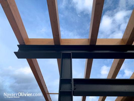 Cubierta de madera laminada sobre estructura metálica