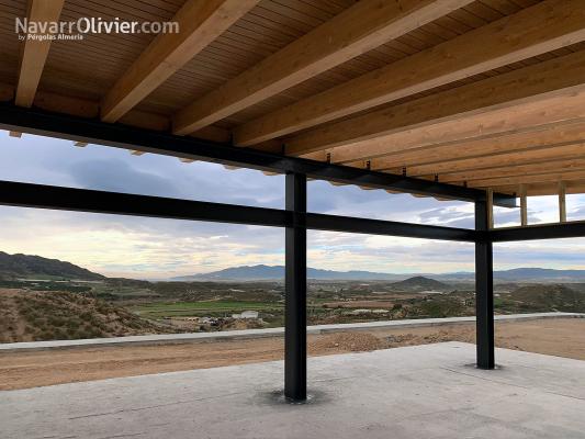 Estructura metálica con cubierta en madera laminada para restaurante