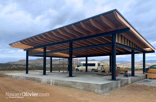 Construcción de restaurante en madera y metal