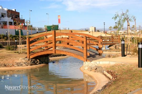 Puebte de madera para parque privado
