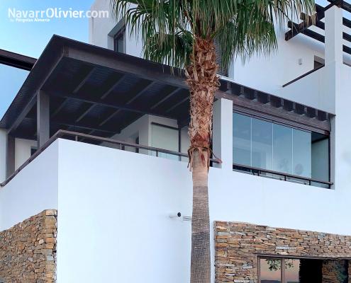Pergola de madera con cerramiento en cortina de cristal