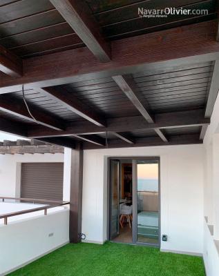 Pérgola de madera estilo minimalista