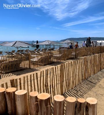cerco delimitador de zona de playa protegida construida en eucalipto rojo