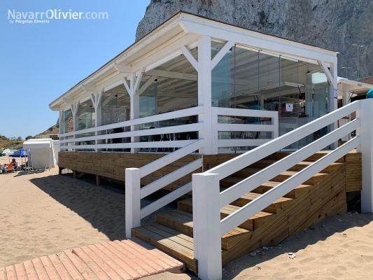 Chiringuito con terraza sobre pilotes en Gibraltar